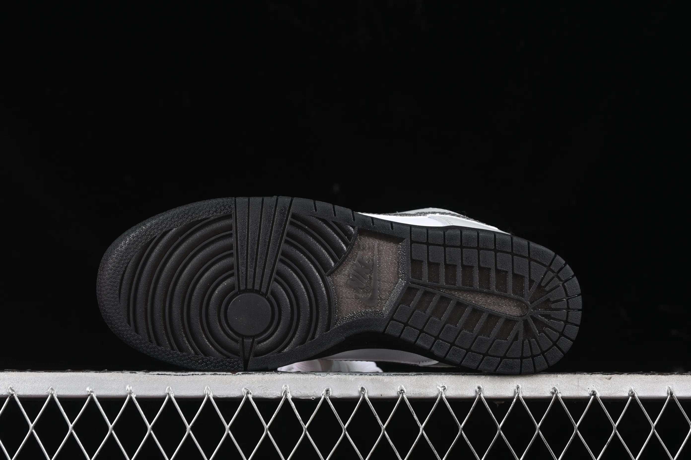 All categories Nk SB Dunk series Nk SB Dunk Low low-top sneakers Nk Dunk Low "Glitter Swoosh" light silver SB low-top casual sneakers HQ3462-191